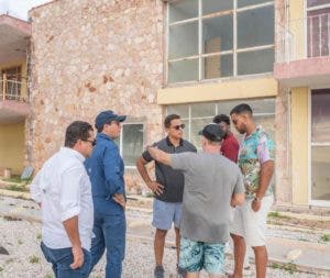 Romeo Santos visita Pedernales y muestra interés por proyectos turísticos