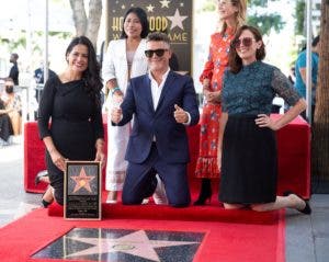 Cantante Alejandro Sanz devela estrella en el Paseo de la Fama de Hollywood