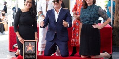 Cantante Alejandro Sanz devela estrella en el Paseo de la Fama de Hollywood