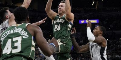 111-121. Middleton asegura el segundo triunfo de los Bucks