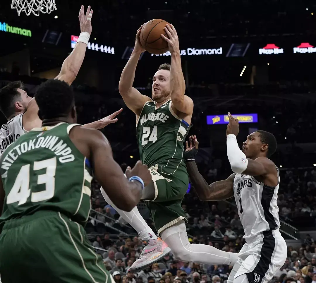 111-121. Middleton asegura el segundo triunfo de los Bucks