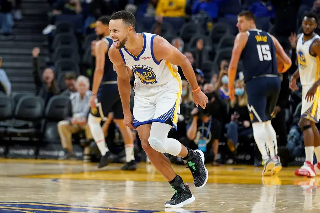 Curry y los triples dan triunfo a Warriors en partido de exhibición