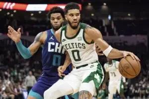 Tatum anota 41 puntos y quita invicto a Hornets; Juancho, dos puntos