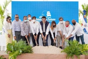 Inician trabajos reconstrucción de vía de acceso y parqueos en Playa Macao