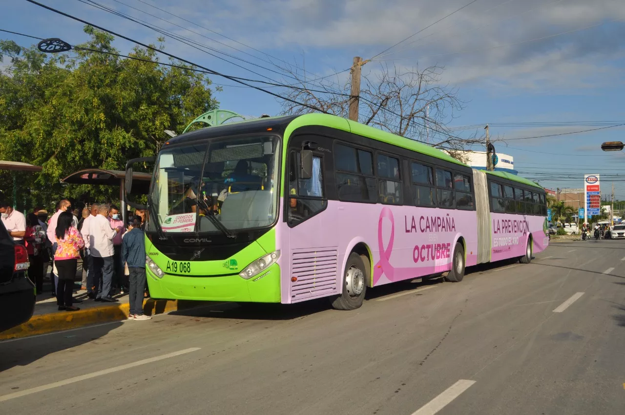 OMSA se suma a la lucha contra el cáncer de mama; reparte lazos rosas en parada de autobuses