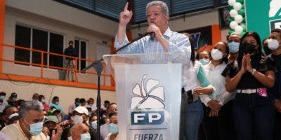 Leonel juramenta 2,924 nuevos miembros en la Fuerza del Pueblo en San Cristóbal