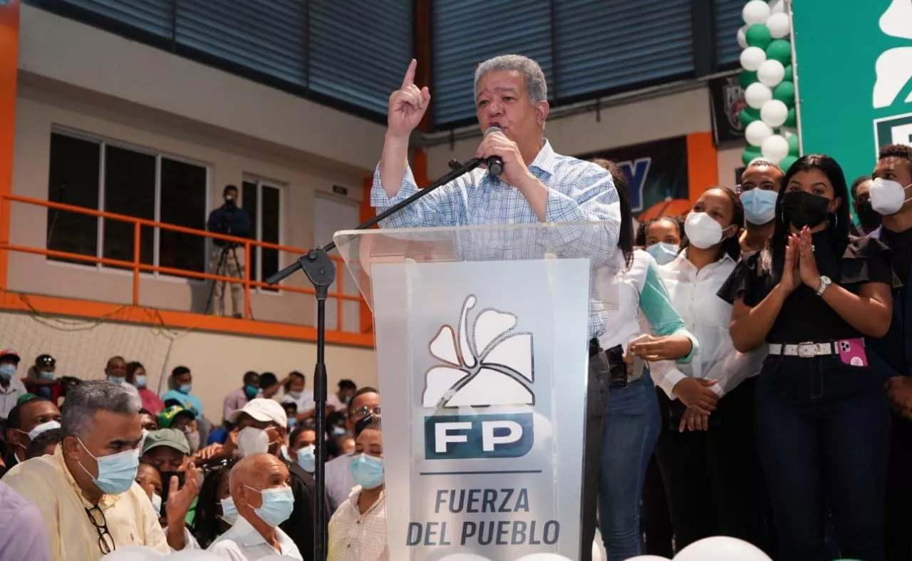 Leonel juramenta 2,924 nuevos miembros en la Fuerza del Pueblo en San Cristóbal