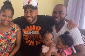 Romeo Santos visita a niñas siamesas en San Cristóbal