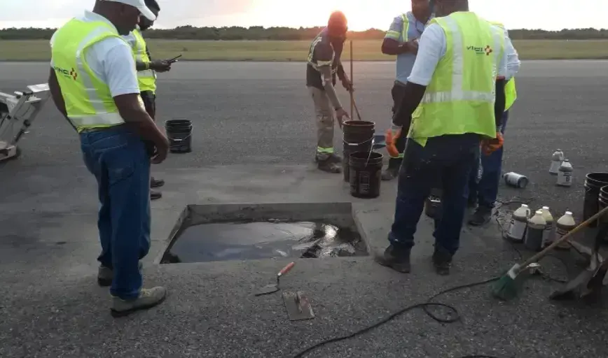 Cierran por una hora las operaciones aéreas en el Aila por agujero en pista de aterrizaje