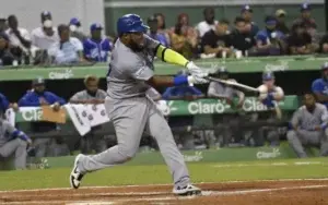 Yeison Asencio vuela la cerca y encamina al Licey a su tercer triunfo al hilo