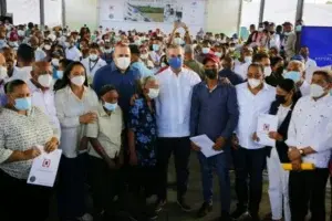 Abinader entrega en Nagua 600 títulos de propiedad en beneficio de más de 2,400 personas