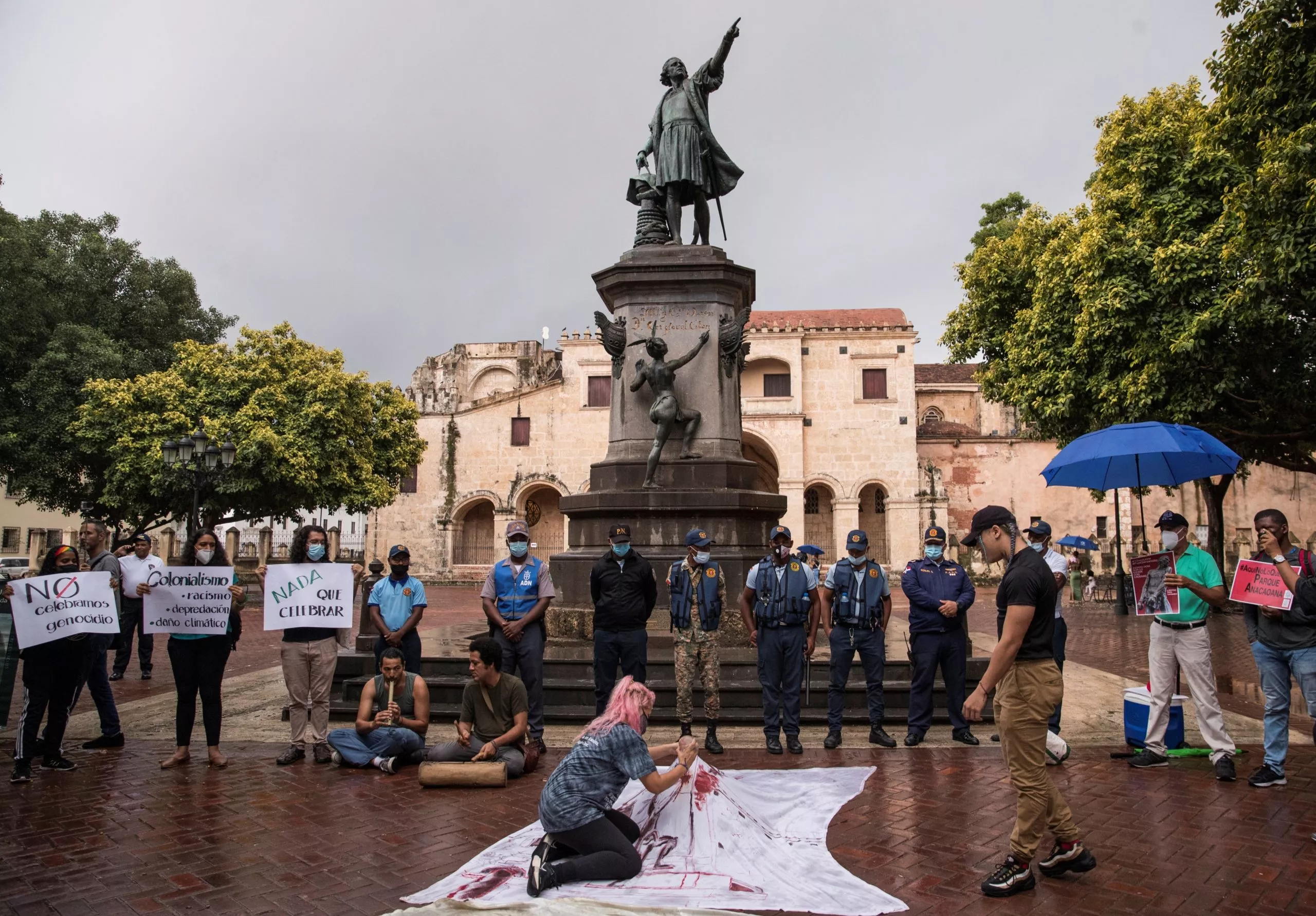 Una veintena de dominicanos protestan para pedir retirada de estatua de Colón