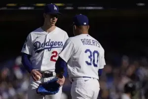 El abridor de Dodgers Buehler será el inicialista contra los Bravos en el juego 6