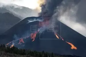 El volcán canario entra en su sexta semana con fuerte actividad y sismicidad