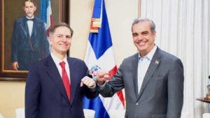 Presidente Abinader recibe al vicepresidente del Banco Mundial Carlos Felipe Jaramillo