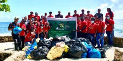 Organización Juvenil Generación de Cambio realiza jornada de limpieza en playa de Güibia