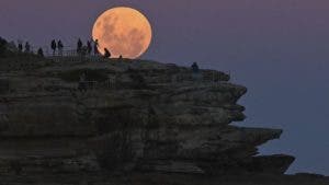 La sutil influencia de la Luna en el clima de la Tierra (y por qué nuestro satélite cada año se aleja un poco)