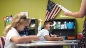 Sopesan relajar uso de mascarillas en escuelas de Miami