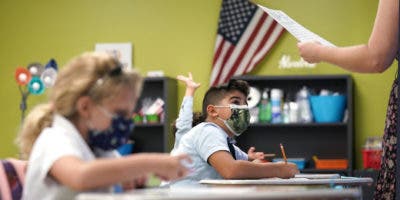 Sopesan relajar uso de mascarillas en escuelas de Miami