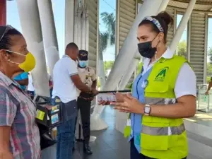 Exigen tarjeta de vacunación en mayoría de medios de transporte y empresas privadas