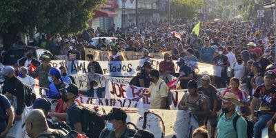 Miles de migrantes inician caravana desde frontera sur de México a la capital