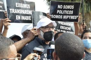 Suplidores del desayuno escolar piquetean actividad del presidente en SDE