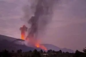 El volcán de La Palma presenta dos nuevas bocas y una intensa actividad