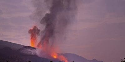 El volcán de La Palma presenta dos nuevas bocas y una intensa actividad