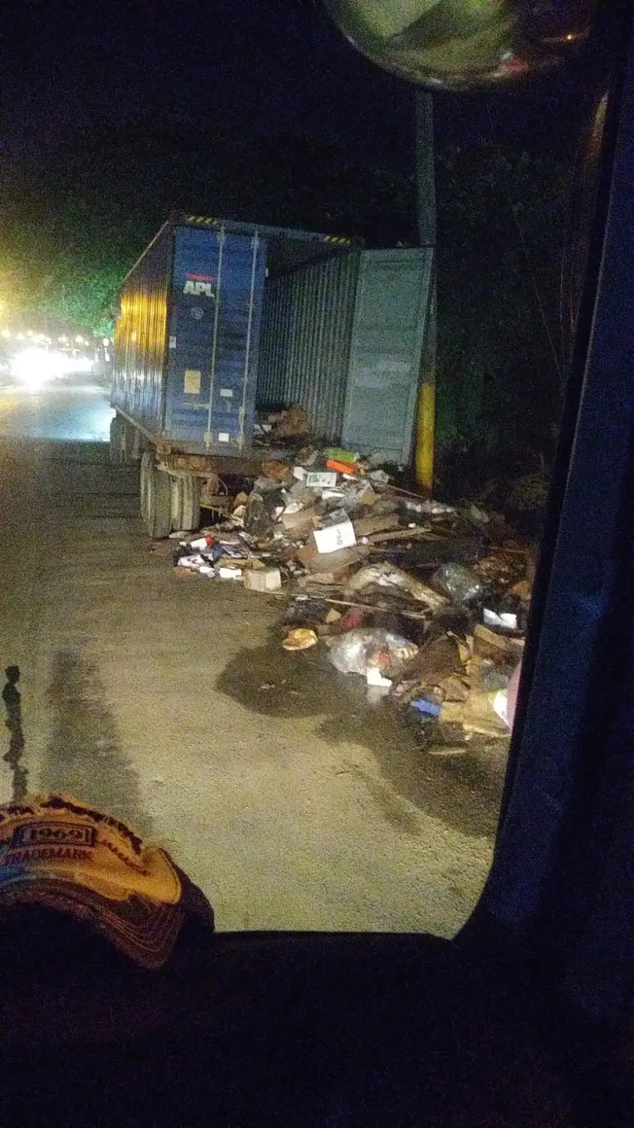 Apresan conductor de patana lanzó furgón de basura en la Charles de Gaulle