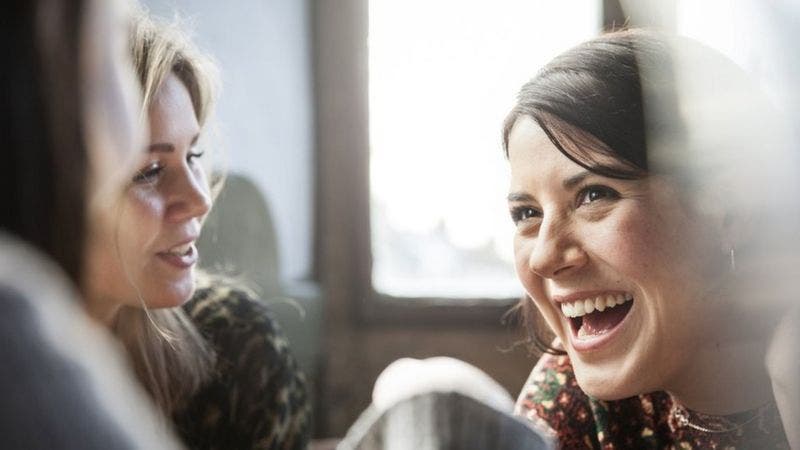 5 hábitos de conversación que puedes usar para conectar mejor con los demás