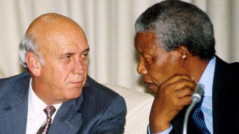 Muere F.W. de Klerk, el último presidente blanco de Sudáfrica y polémico líder del apartheid que liberó a Mandela