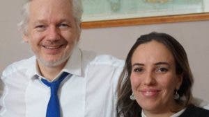 Wikileaks: permiten a Julian Assange casarse con la abogada Stella Moris