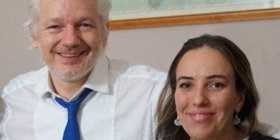 Wikileaks: permiten a Julian Assange casarse con la abogada Stella Moris
