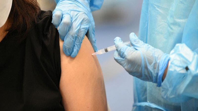 La cuarta dosis de la vacuna es “parcialmente efectiva” contra ómicron