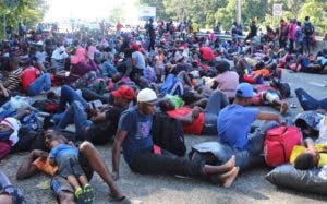 Miles de haitianos varados en México