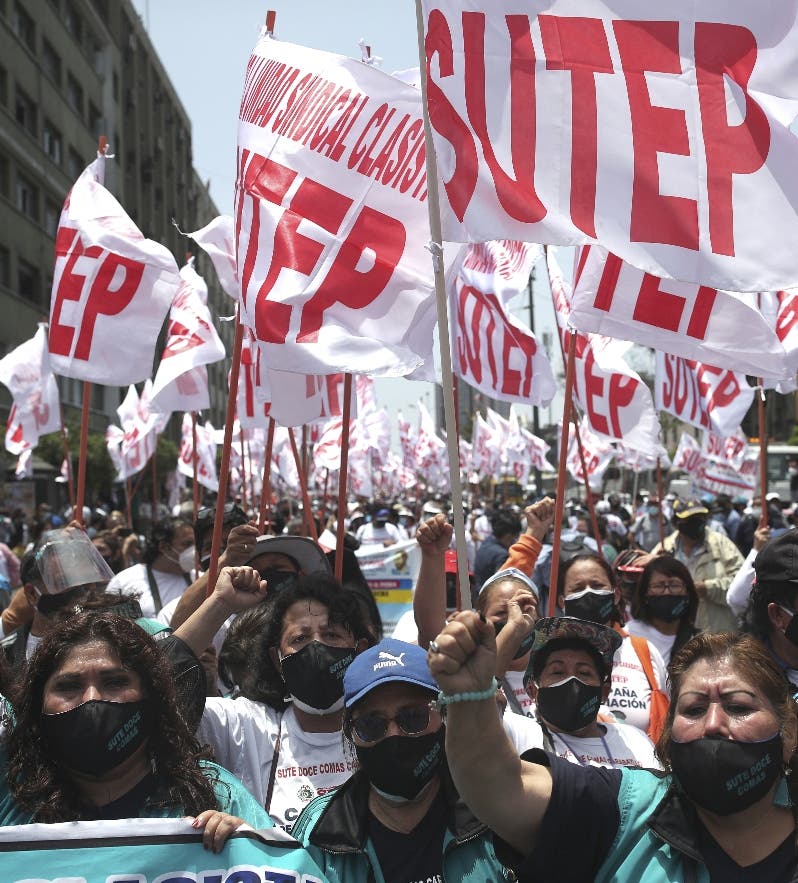 Los maestros protestan contra presidente Perú