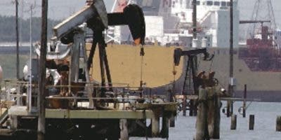 El petróleo de Texas abre con un descenso del 0,76 %, hasta los 74,64 dólares