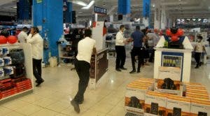 Pese a situación económica la gente sale en busca ofertas de ‘Viernes Negro’