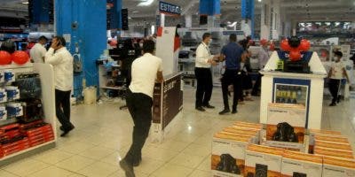 Pese a situación económica la gente sale en busca ofertas de ‘Viernes Negro’