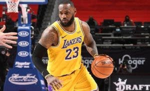 LeBron James fuera ante San Antonio por dolor en la rodilla