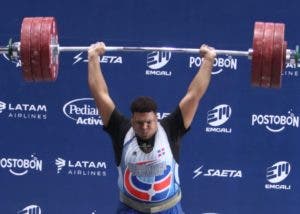 Ezequiel Germán otorga  medalla de plata al país