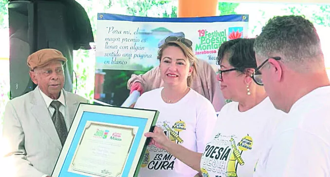 El poeta Manuel Mora Serrano es reconocido en el Festival de Poesía en la Montaña.