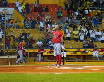 Fanáticos y peloteros reciben con ovación a Albert Pujols en Estadio Cibao