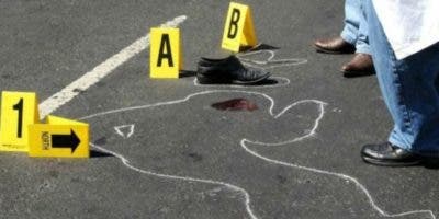 Policía identifica como «El Lápiz» a uno de cuatro señalados en homicidio de vigilante durante asalto a farmacia