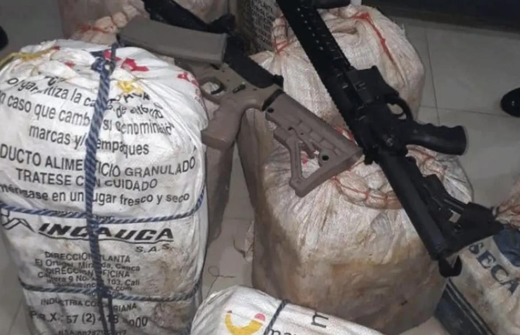 Uniformados y en patrullas policías perpetraron “tumbe” de cocaína