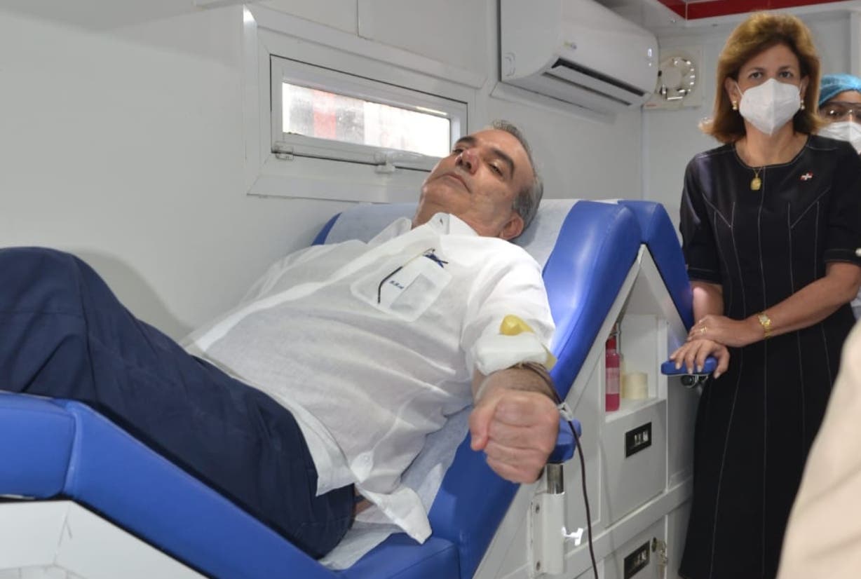 Luis Abinader donó sangre en maratónica agenda