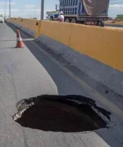 Autoridades siguen trabajos en socavón