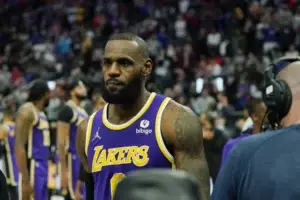 LeBron James suspendido un juego mientras que Isaiah Stewar dos tras altercado