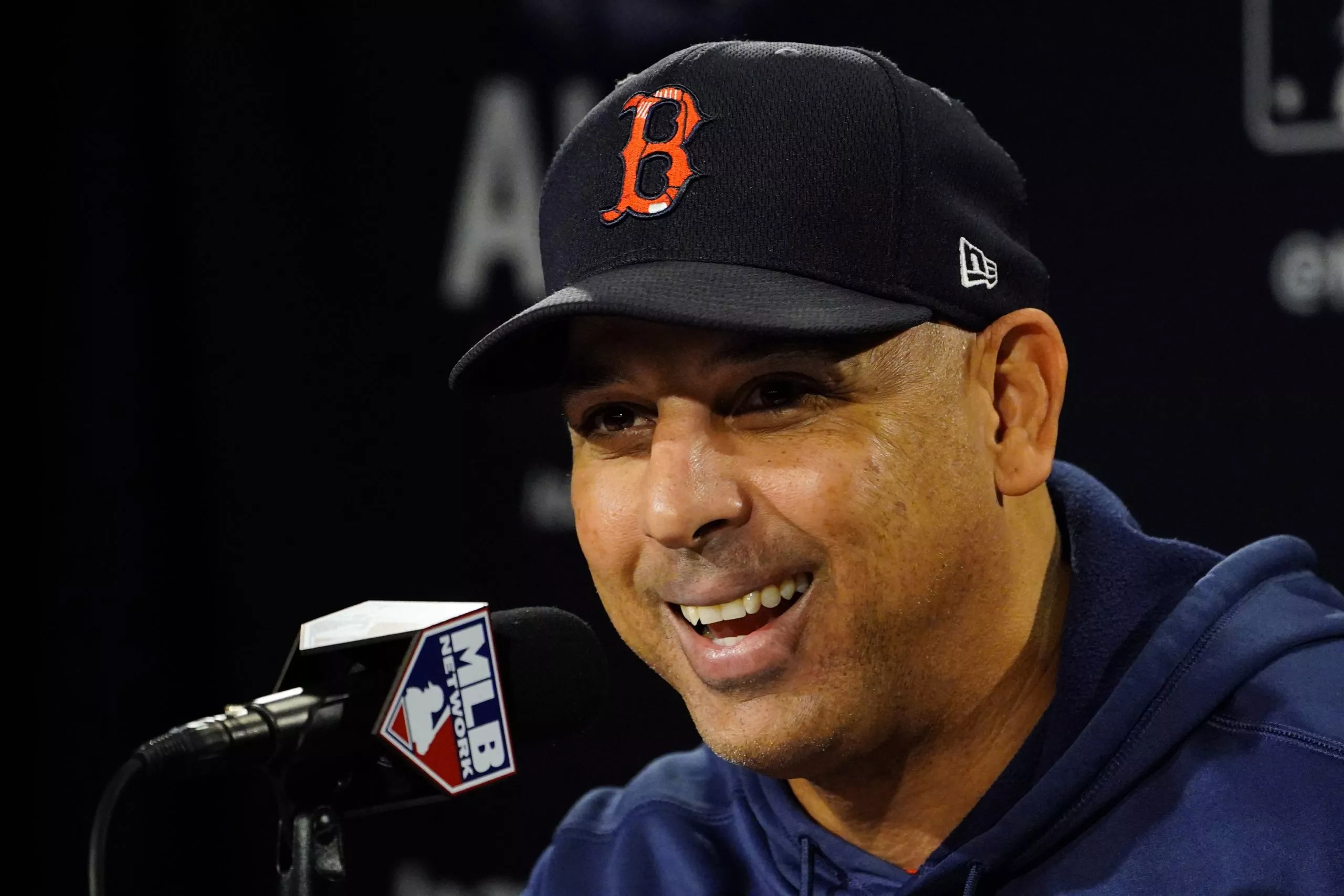 Medias Rojas mantienen opción de contrato a Alex Cora hasta 2024