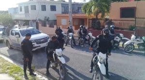 Allanan casas de policías vinculados al «tumbe» de 400 kilos de drogas en Barahona